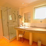 Beispiel Badezimmer mit Dusche, Fn, Spiegel etc. im Wellnesshotel Rothfuss im Schwarzwald