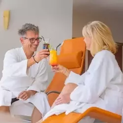 Badelandschaft mit Ruheliegen im Wellnesshotel Rothfuss in Bad Wildbad im Schwarzwald
