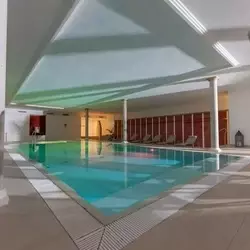 Sonnenschein im Hallenbad des Wellnesshotel Rothfuss in Bad Wildbad im Schwarzwald