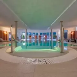 Badelandschaft und Hallenbad des Wellnesshotel Rothfuss in Bad Wildbad im Schwarzwald
