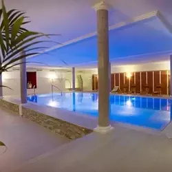 Badelandschaft und Hallenbad des Wellnesshotel Rothfuss in Bad Wildbad im Schwarzwald