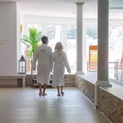 Hallenbad mit Liegebereich des Wellnesshotel Rothfuss in Bad Wildbad 