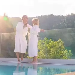 Infinitypool mit Sonnenuntergang im Wellnesshotel Rothfuss und Blick �ber Bad Wildbad