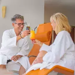 Badelandschaft mit Ruheliegen im Wellnesshotel Rothfuss in Bad Wildbad im Schwarzwald