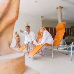 Badelandschaft mit Ruheliegen im Wellnesshotel Rothfuss in Bad Wildbad im Schwarzwald