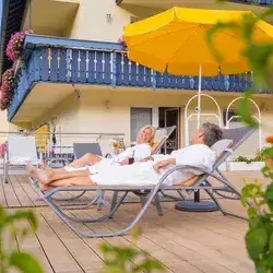 Sonnenterrasse und Badelandschaft mit Au�enpool des Wellnesshotel Rothfuss in Bad Wildbad