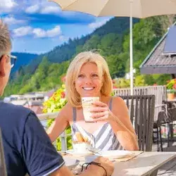 Kaffee mit herrlicher Aussicht auf der Sonnenterasse des Wellnesshotel Rothfuss in Bad Wildbad