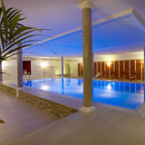 Gro�es Hallenbad mit Farbenspiel zur Entspannung im Wellnesshotel Rothfuss