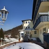 Front-Terrasse des Wellnesshotel Rothfuss im winterlichen Bad Wildbad
