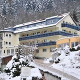 Hausansicht des Wellnesshotel Rothfuss im winterlichen Bad Wildbad