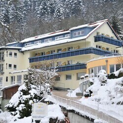 Hausansicht des Wellnesshotel Rothfuss im winterlichen Bad Wildbad