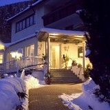 Eingang des Wellnesshotels Rothfuss im winterlichen Schwarzwald