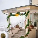 Eingangsbereich des Wellnesshotel Rothfuss in Bad Wildbad weihnachtlich geschm�ckt