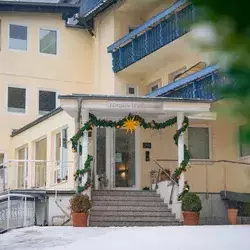 Eingangsbereich des Wellnesshotel Rothfuss in Bad Wildbad weihnachtlich geschm�ckt