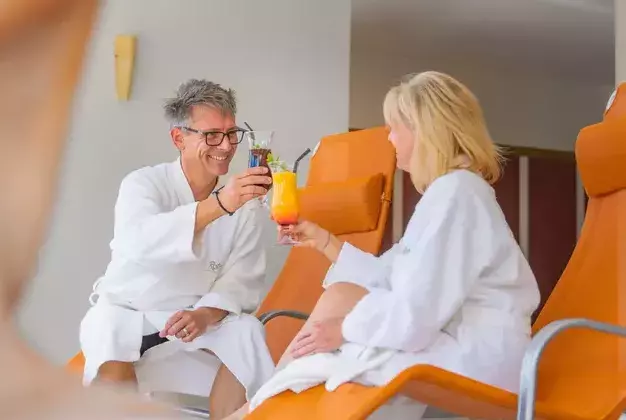 Ausspannen am Pool des Wellnesshotel Rothfuss Bad Wildbad im Schwarzwald