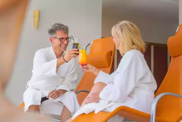 Ausspannen im Hallenbad des Wellnesshotels Rothfuss in Bad Wildbad im Schwarzwald