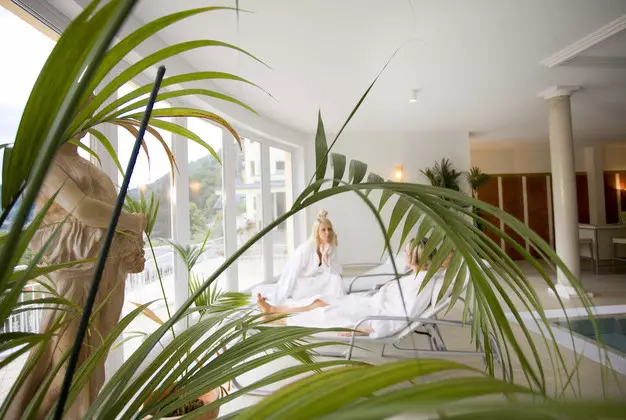 Entspannung am Pool des 4 Sterne Wellnesshotels Rothfuss in Bad Wildbad im Schwarzwald
