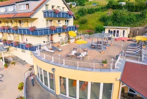 Sonnenterrasse und Badelandschaft mit Infinity Pool im 4-Sterne Wellnesshotel Schwarzwald - Hotel Rothfuss Bad Wildbad