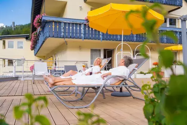 Sonnenterrasse und Badelandschaft mit Au�enpool im Schwarzwald des Wellnesshotel Rothfuss in Bad Wildbad