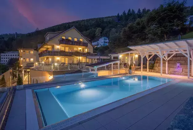 Infinitypool Au�enpool im Wellnesshotel Rothfuss in Bad Wildbad im Schwarzwald bei Nacht