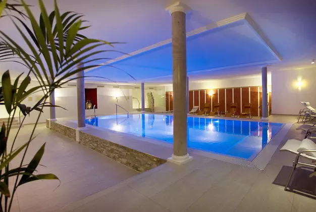Gro�es Hallenbad mit Farbenspiel zur Entspannung im Wellnesshotel Rothfuss in Bad WIldbad im Schwarzwald