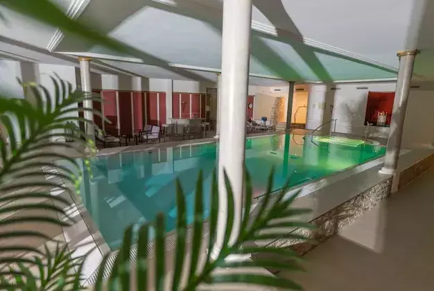 Badelandschaft und Hallenbad des Wellnesshotel Rothfuss in Bad Wildbad im Schwarzwald