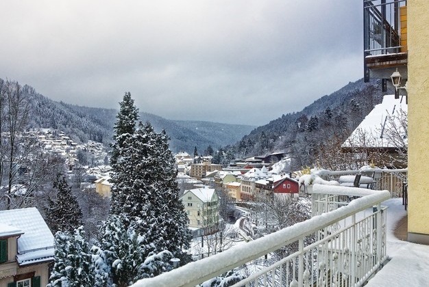 Aussicht auf Bad Wildbad vom Wellnesshotel Rothfuss im Winter