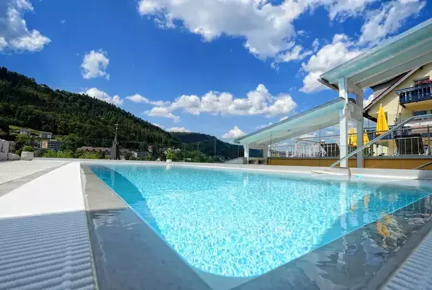 Infinity Au�enpool des Wellnesshotels Rothfuss mit Aussicht �ber Bad Wildbad im Schwarzwald