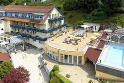 Wellnesshotel Rothfuss mit Hallenbad und beheiztem Infinity Au�enpool