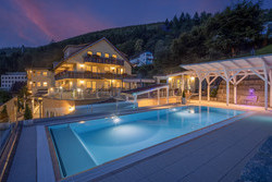 Infinity Pool bei Nacht