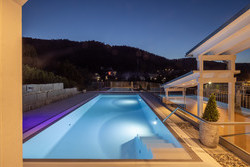 Infinity Pool bei Nacht mit Blick auf Bad Wildbad