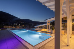 Infinity Pool bei Nacht 