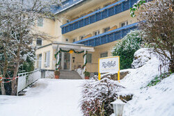 Hoteleingang im Winter