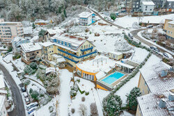 Au�enaufnahme mit Pool im Winter
