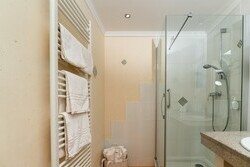 Badezimmer mit Dusche